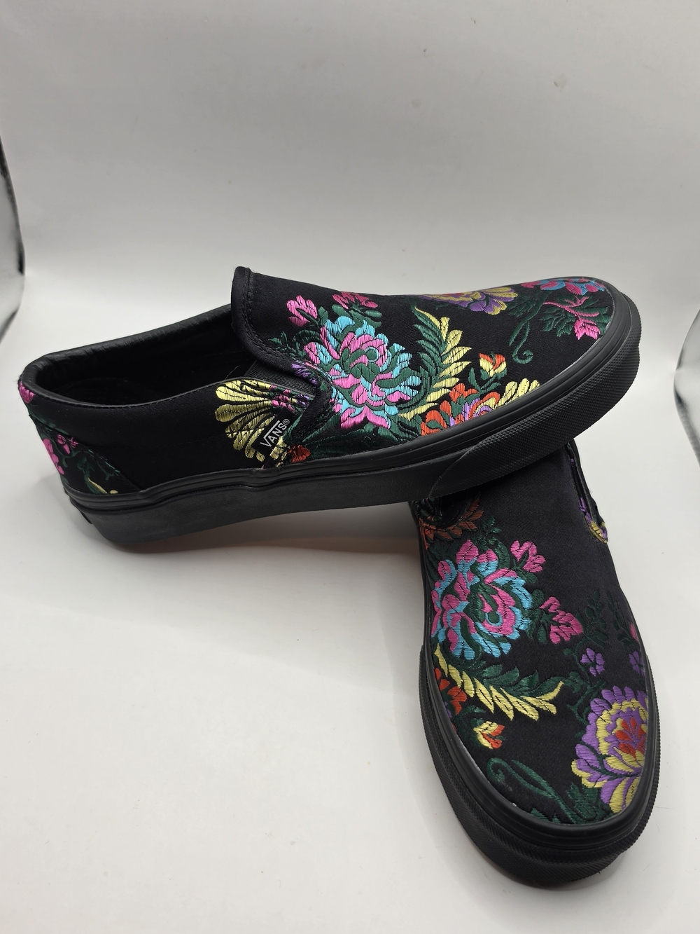 Vans Women's US 7 / Men's US 5.5 Black Embroidered Floral Slip-On Sneakers